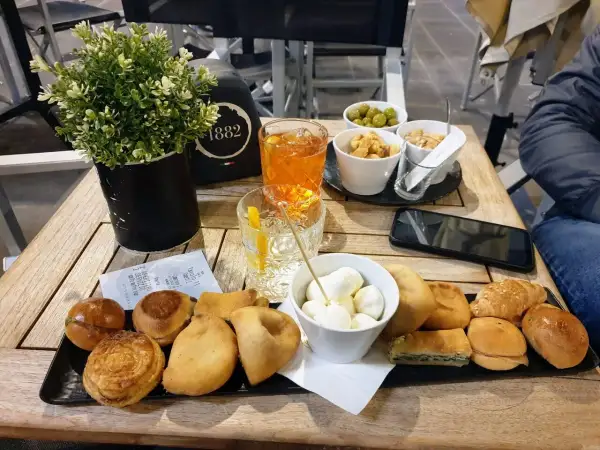 Idealna siesta we Włoszech: aperitivo z przekąskami, oliwkami i drinkami. Czas na relaks!