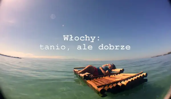 Osoba relaksuje się na tratwie na spokojnym morzu. Idealne zakończenie 10-dniowej wycieczki objazdowej po Włoszech.