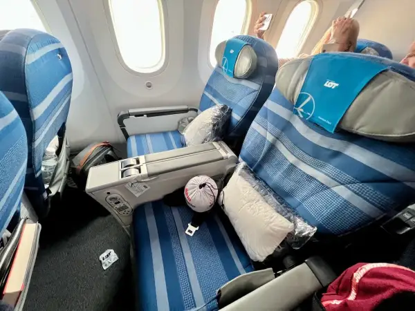 Komfortowe fotele LOT premium economy z poduszkami i kocami. Wygodna podróż z LOT.