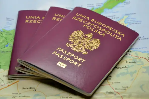 Trzy polskie paszporty leżą na mapie, gotowe do podróży. Paszport siedlce to klucz do odkrywania świata.