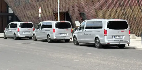 Trzy srebrne vany z napisem "Follow me!" czekają na pasażerów. To idealny transfer lotniskowy, by rozpocząć podróż.