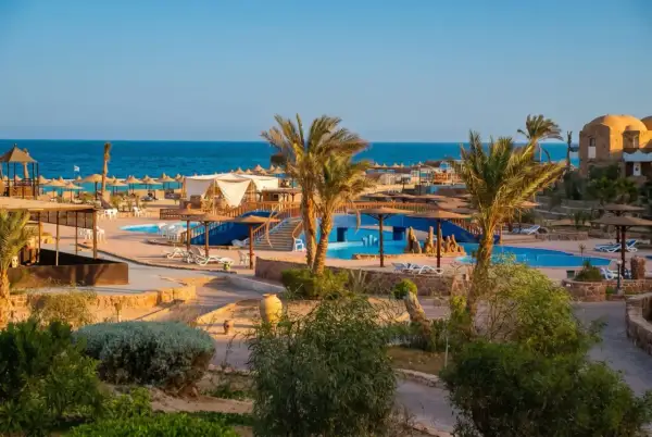 Słoneczny kurort z basenami i palmami, idealne miejsce na wycieczki z Marsa Alam.