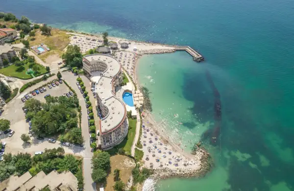 Idealne tanie wakacje z dziećmi za granicą: hotel z basenem i plażą nad turkusowym morzem.