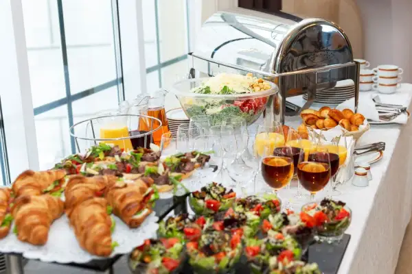 Pyszne śniadanie w formie bufetu, idealne na tygodniowe wczasy nad morzem z wyżywieniem. Croissanty, sałatki, owoce i napoje czekają.