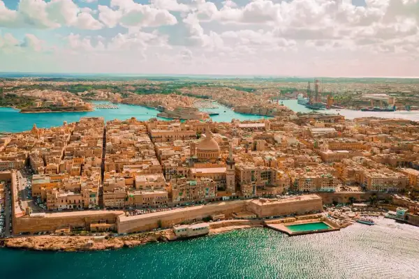 Malta z lotu ptaka. Zastanawiasz się, ile się leci na Maltę? Widok na Vallettę, port i morze.