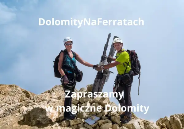 Para wspinaczy na szczycie, gotowa na przygodę via ferrata w Dolomitach. Zapraszamy!