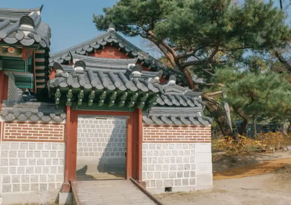 Tradycyjna brama pałacowa w Korei Południowej, idealne miejsce na wycieczkę do Korei Południowej.