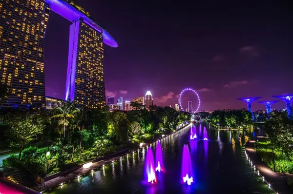 Nocny Singapur: Marina Bay Sands, diabelski młyn i świetliste drzewa. Marzenie o wizie do Singapuru staje się rzeczywistością.
