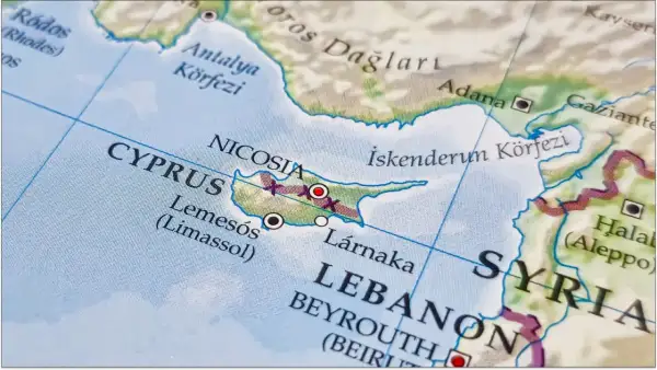 Mapa pokazuje Cypr, Nicosia, Limassol, Larnakę. Czy Cypr jest w UE? Tak, Cypr jest członkiem Unii Europejskiej.