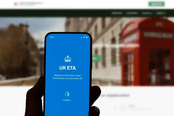 Telefon z aplikacją UK ETA, przygotowanie do podróży do Szkocji.