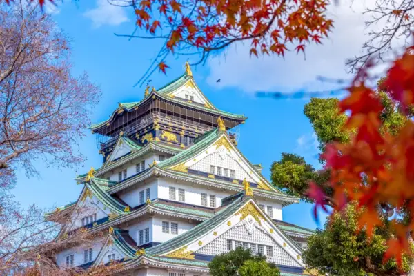 Japoński zamek w jesiennych barwach. Zastanawiasz się, czy do Japonii potrzebna jest wiza?