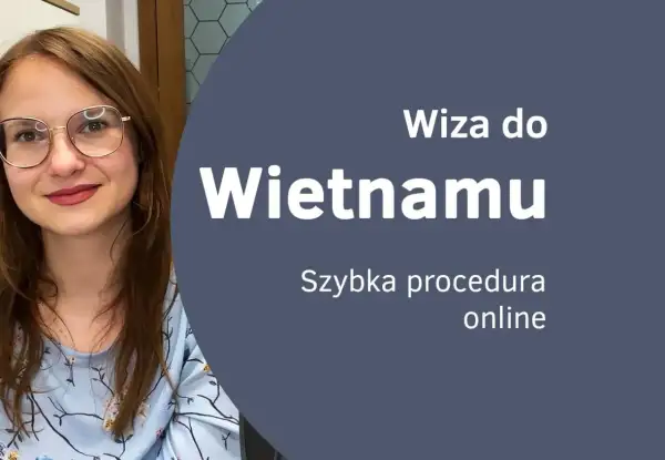 Uśmiechnięta kobieta w okularach informuje o szybkiej procedurze online na wizę do Wietnamu.