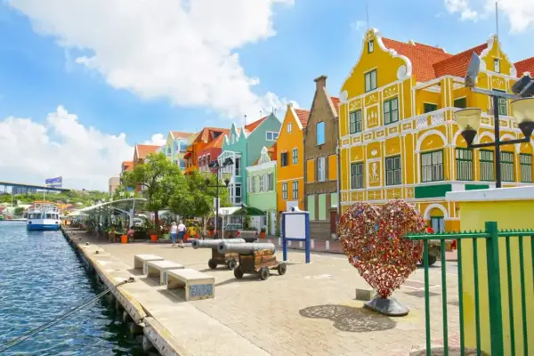 Kolorowe budynki, port i serce z kłódek – idealne miejsce na curacao wakacje.